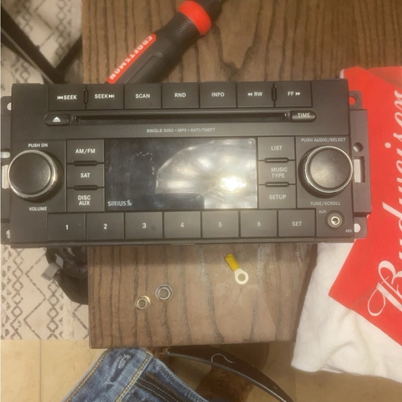 Factory car radio - Picture 3 of 3